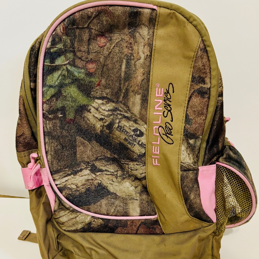 Women’s Realtree Fieldline Pro Series Backpack Camouflage With Light Pink Trim.